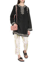 Load image into Gallery viewer, Embroidered linen tunic
